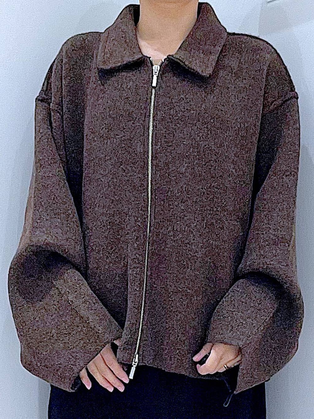 ブラウン系のブルゾン、ブラック系のブーツ、レッド系のショルダーバッグを着用したレディースの秋コーディネートの7枚目の写真