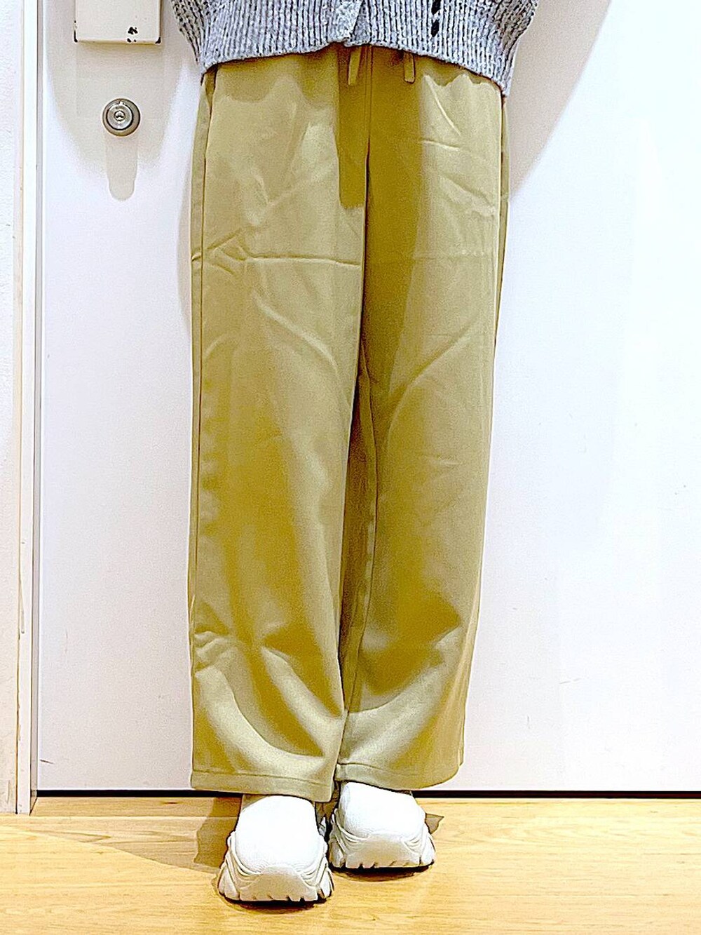 ベージュ系のニット/セーター、ベージュ系のブーツ、イエロー系のその他パンツを着用したレディースの冬コーディネートの8枚目の写真