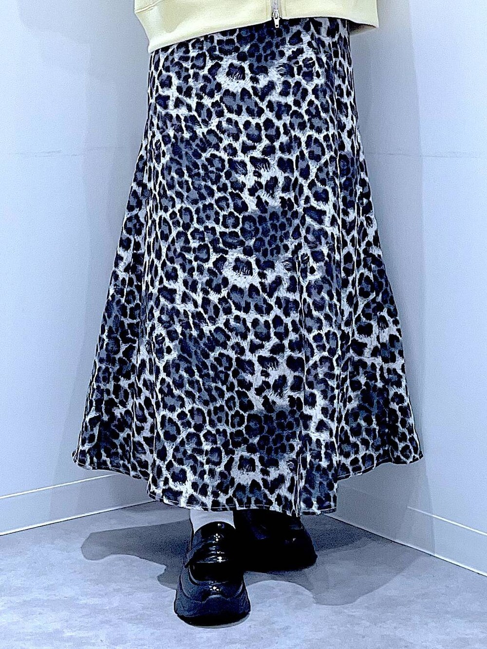 ブラック系のローファー、グレー系のスカート、イエロー系のパーカーを着用したレディースの秋コーディネートの8枚目の写真