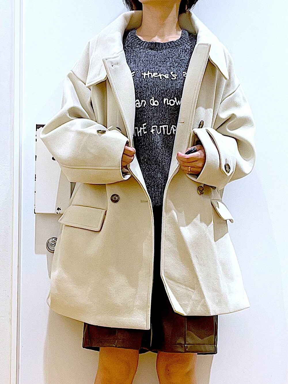 「休日コーデ、骨格ウェーブ、LAKOLE、ウーリーテック、コート、ニット、ショートパンツ、ブーツ、巾着バッグ、デートコーデ、冬コーデ、クリスマス、おでかけ、カジュアル、リラックス」｜「LAKOLEのウーリーテックミドルコート / 116702（ステンカラーコート、ホワイト系）」を使った、あおき@LAKOLE海老名さん（レディース・156cm）の冬コーディネートの7枚目の写真