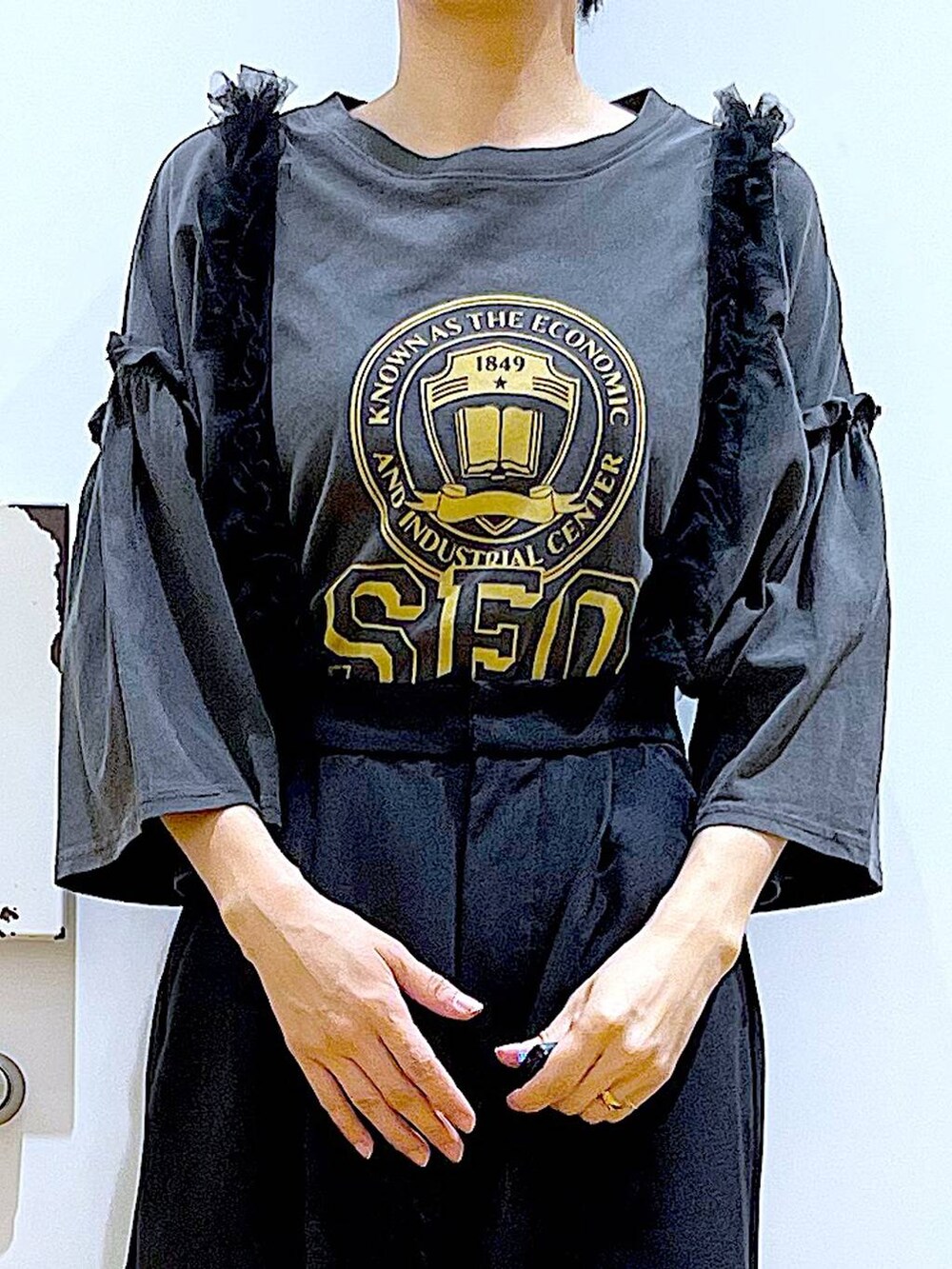 「LAKOLE、リラックス、若見え、ゆったり、休日コーデ、骨格ウェーブ、Tシャツ、サロペット、カジュアルコーデ、春コーデ、春夏コーデ、パンプス、フラットシューズ、おでかけ、ショルダーバッグ」｜「LAKOLEの【卒入式／オケージョンにも】スクエアギャザーフラットパンプス / 286480（パンプス、ブラック系）」を使った、あおき@LAKOLE海老名さん（レディース・156cm）の春コーディネートの7枚目の写真