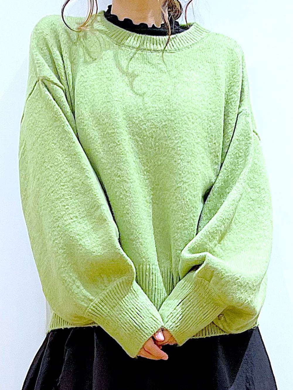 ブラック系のTシャツ/カットソー、シルバー系のショルダーバッグ、ブラック系のブーツを着用したレディースの冬コーディネートの7枚目の写真