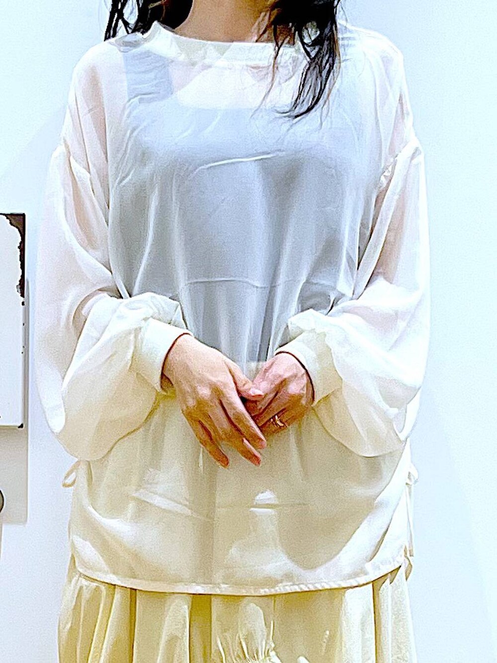 その他のパンプス、ブルー系のトートバッグ、ベージュ系のその他トップスを着用したレディースの春コーディネートの7枚目の写真