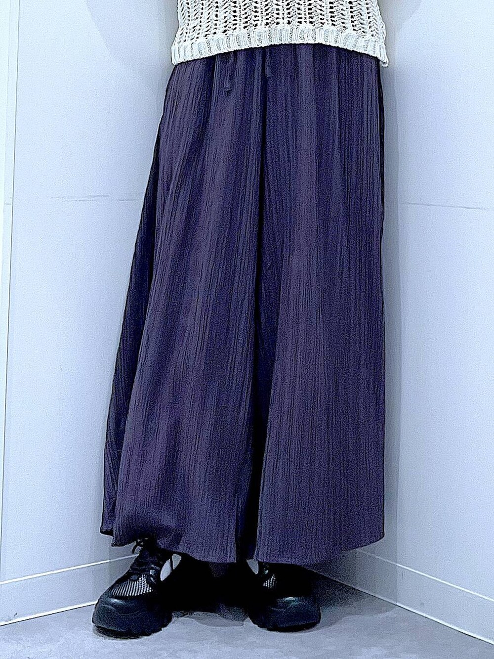 ホワイト系のショルダーバッグ、ブラック系のスニーカー、ブルー系のTシャツ/カットソーを着用したレディースの春コーディネートの8枚目の写真