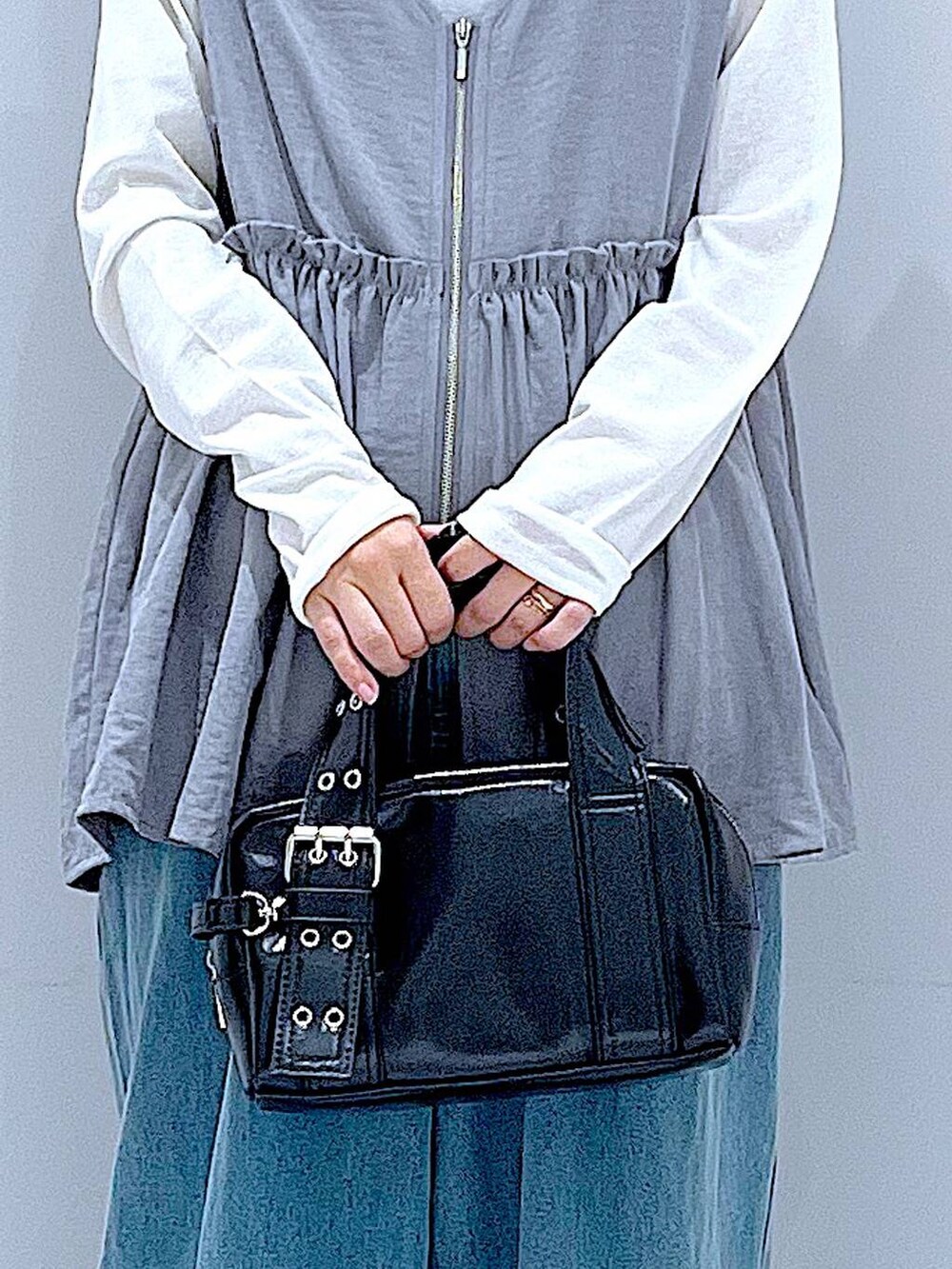 ホワイト系のTシャツ/カットソー、ブラック系のローファー、ブラック系のショルダーバッグを着用したレディースの秋コーディネートの9枚目の写真