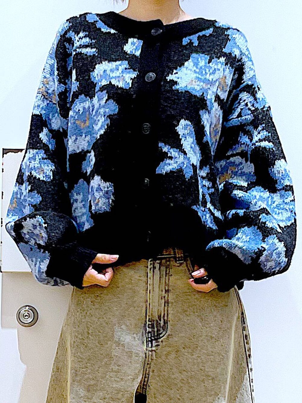 ブラック系のブーツ、グレー系のショルダーバッグ、ベージュ系のデニムパンツを着用したレディースの秋コーディネートの7枚目の写真