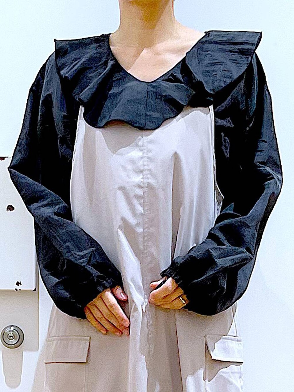 ブラック系のボストンバッグ、シルバー系のパンプス、グレー系のシャツ/ブラウスを着用したレディースの春コーディネートの7枚目の写真