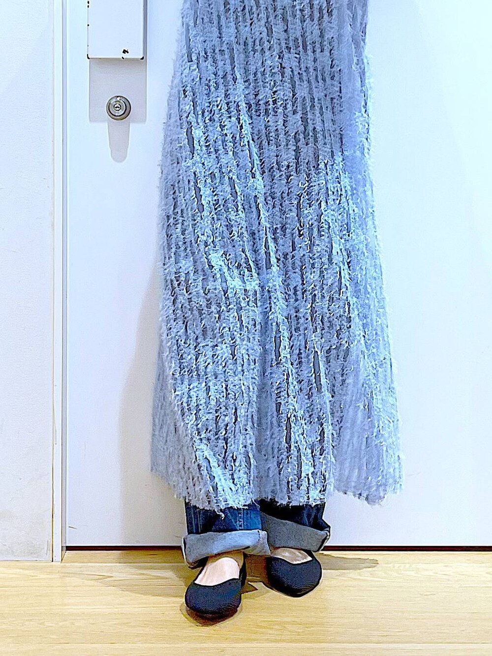 グレー系のニット/セーター、ブルー系のワンピース、ブラック系のパンプスを着用したレディースの春コーディネートの8枚目の写真