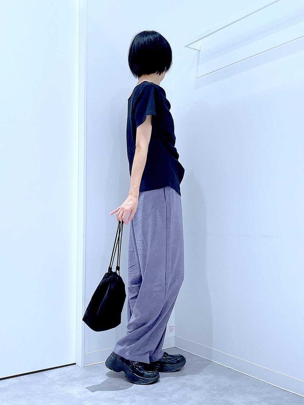 ブラック系のローファー、ブラック系のショルダーバッグ、パープル系のその他パンツを着用したレディースの夏コーディネートの4枚目の写真