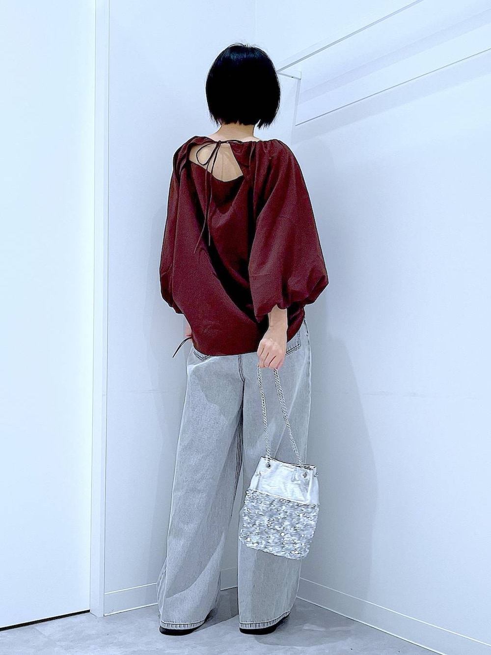 その他のショルダーバッグ、ブラック系のローファー、ブラウン系のシャツ/ブラウスを着用したレディースの秋コーディネートの5枚目の写真