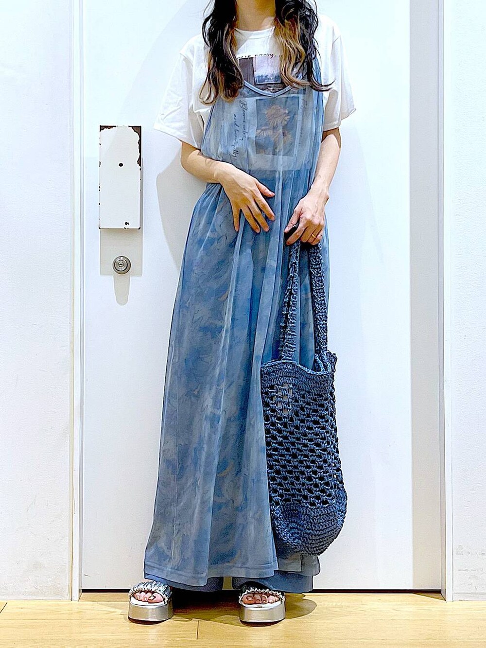シルバー系のサンダル、ブルー系のワンピース、ブルー系のトートバッグを着用したレディースの夏コーディネートの6枚目の写真
