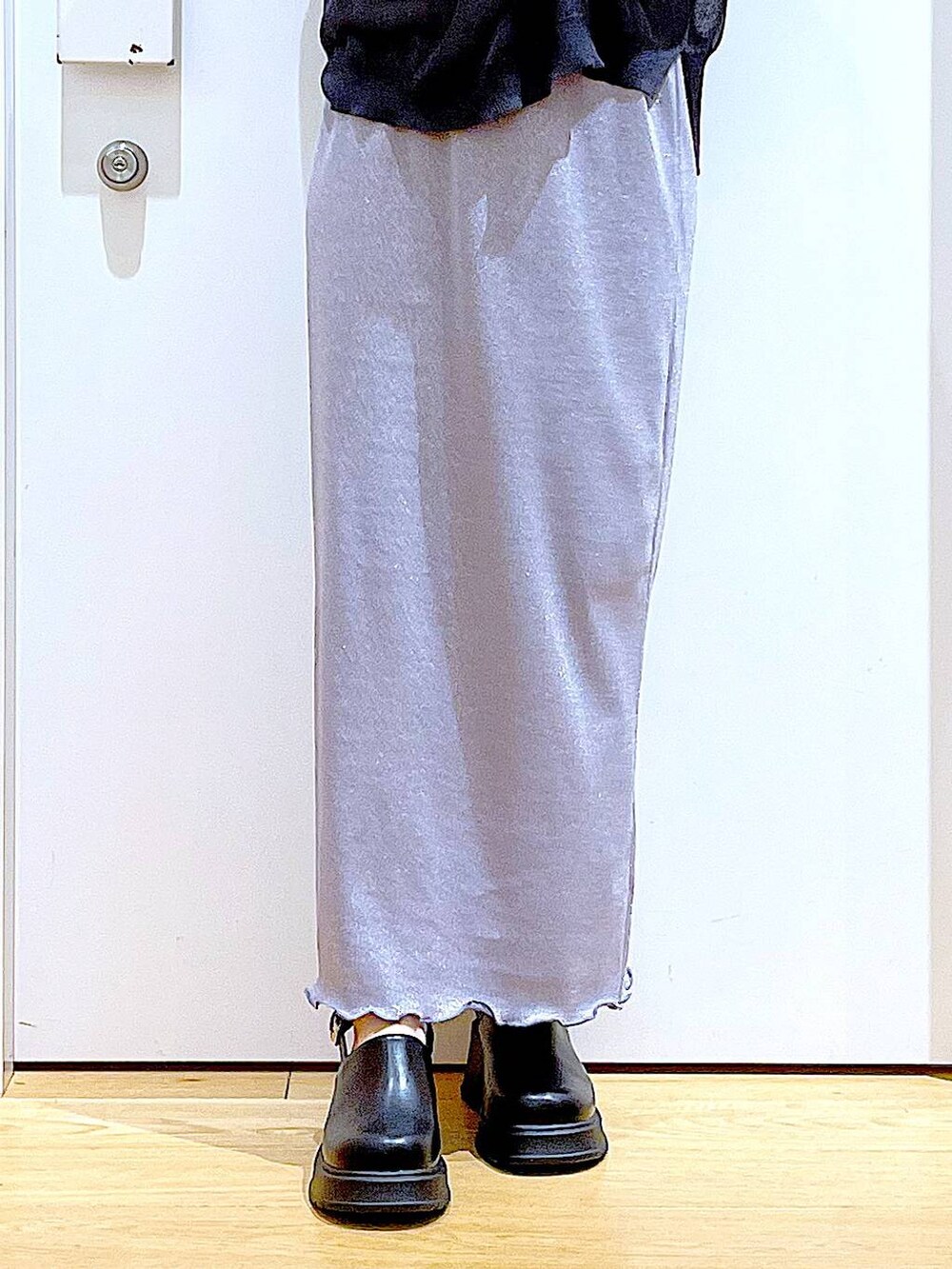 パープル系のスカート、ブラック系のサンダル、グレー系のニット/セーターを着用したレディースの春コーディネートの8枚目の写真