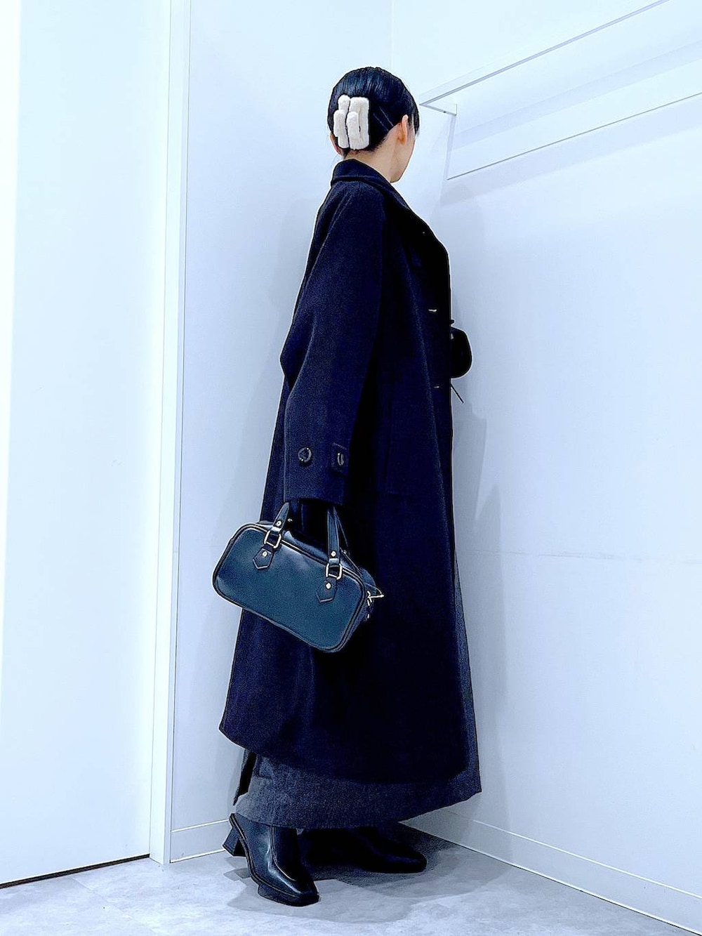 ブラック系のその他アウター、ブラック系のブーツ、ブラック系のニット/セーターを着用したレディースの冬コーディネートの4枚目の写真