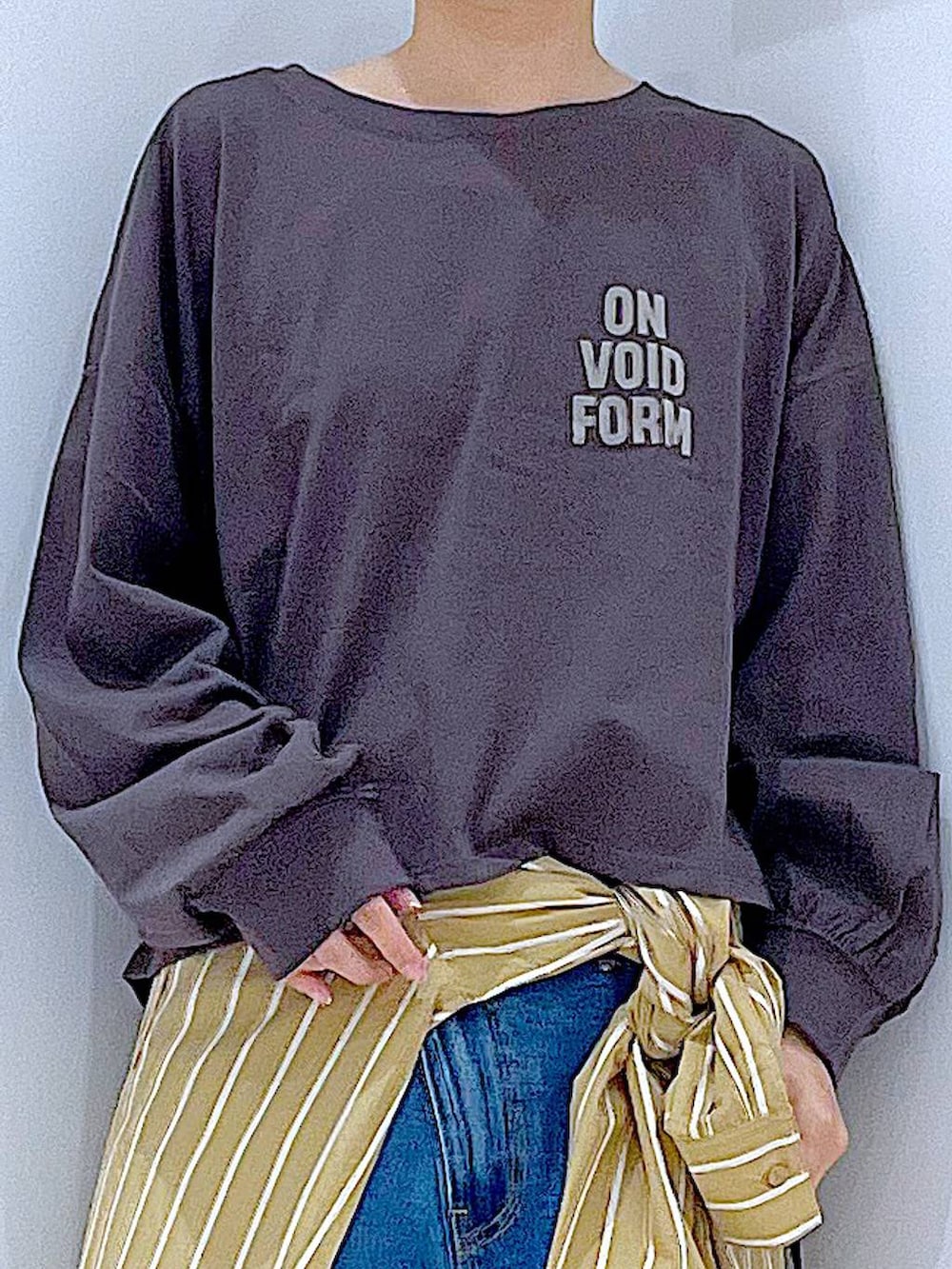 ブルー系のデニムパンツ、イエロー系のシャツ/ブラウス、グレー系のTシャツ/カットソーを着用したレディースの秋コーディネートの7枚目の写真