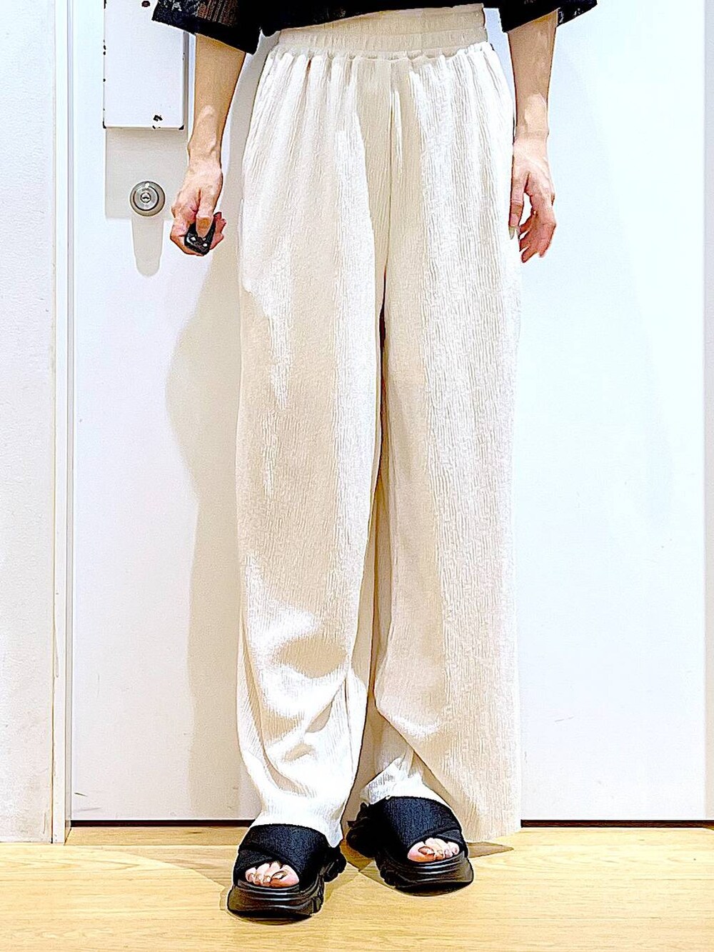 シルバー系のショルダーバッグ、ブラック系のサンダル、ブラック系のシャツ/ブラウスを着用したレディースの夏コーディネートの8枚目の写真