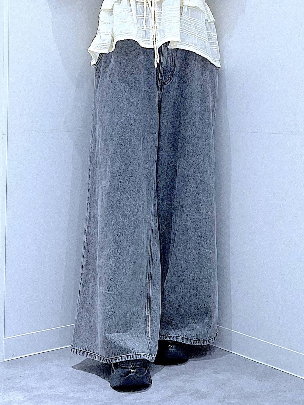 パープル系のTシャツ/カットソー、ブラック系のローファー、ブラック系のショルダーバッグを着用したレディースの秋コーディネートの8枚目の写真