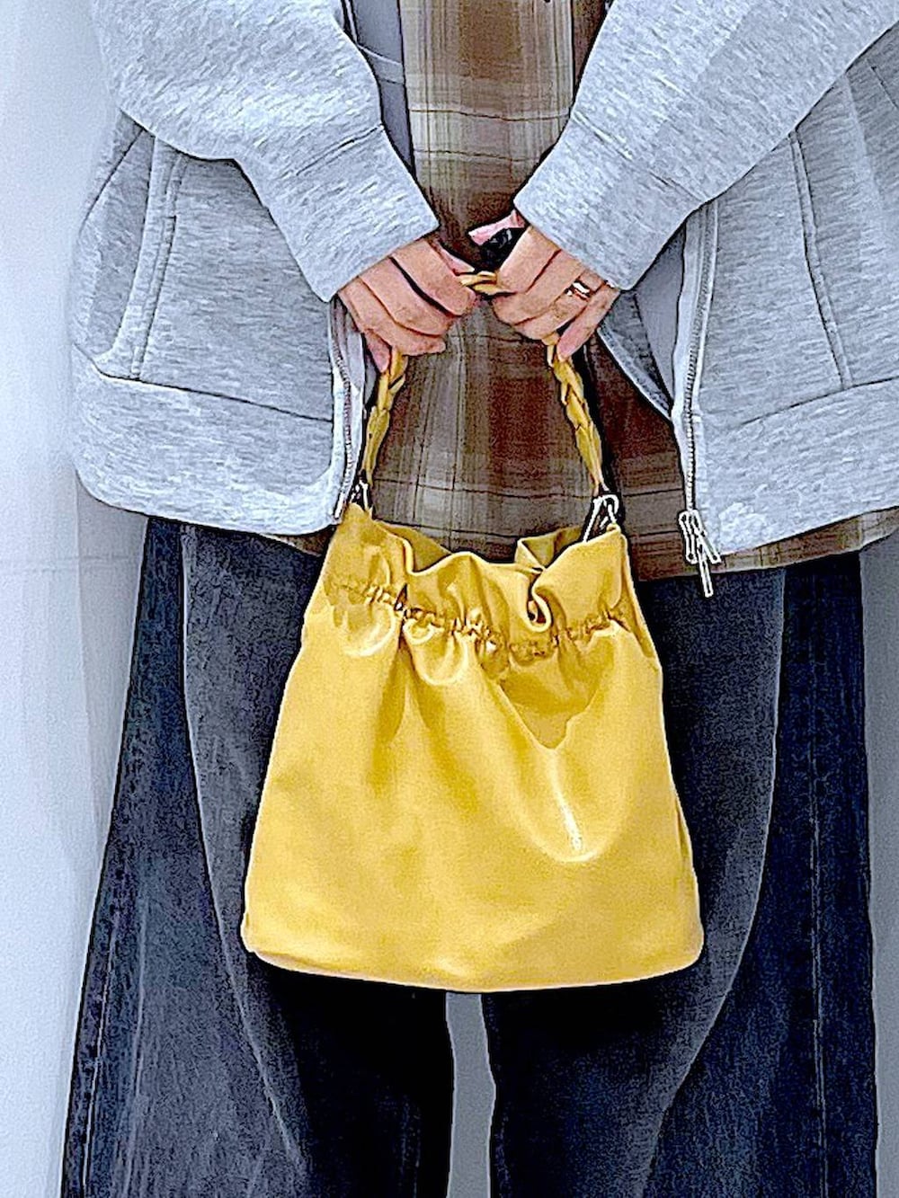 ブラウン系のシャツ/ブラウス、イエロー系のショルダーバッグ、グレー系のパーカーを着用したレディースの秋コーディネートの9枚目の写真
