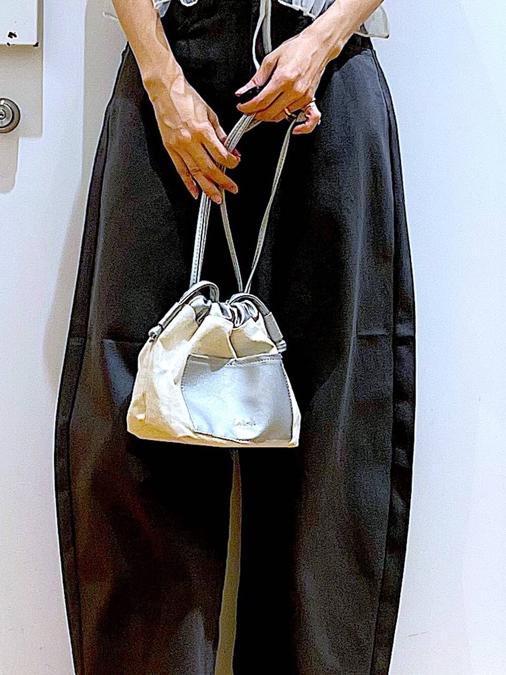 ホワイト系のショルダーバッグ、グレー系のその他パンツ、ホワイト系のパンプスを着用したレディースの春コーディネートの9枚目の写真