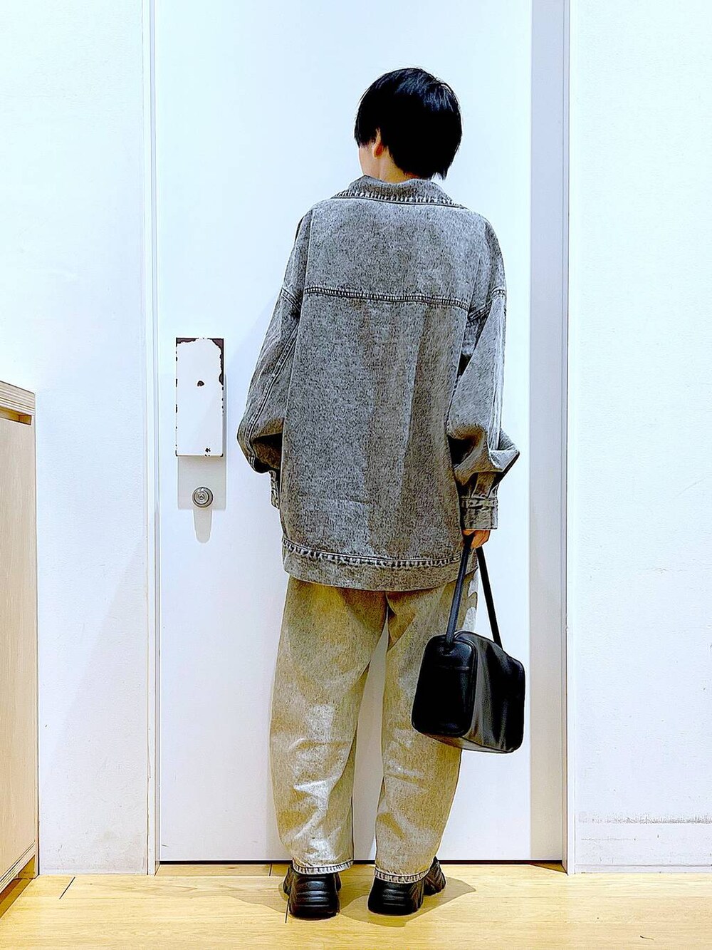 「リラックス、若見え、ゆったり、休日コーデ、骨格ウェーブ、LAKOLE、デニムパンツ、ワイドパンツ、デニムジャケット、ブーツ、ショルダーバッグ、春コーデ、春アウター、シンプルコーデ、カジュアルコーデ」｜「LAKOLEのレンタングルショルダーバッグ / 132251（ショルダーバッグ、ブラック系）」を使った、あおき@LAKOLE海老名さん（レディース・156cm）の冬コーディネートの5枚目の写真