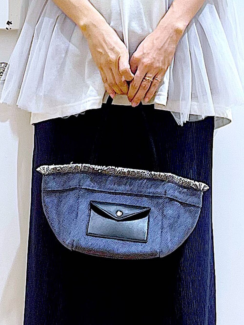 ブラック系のパンプス、ブルー系のショルダーバッグ、ホワイト系のTシャツ/カットソーを着用したレディースの夏コーディネートの9枚目の写真