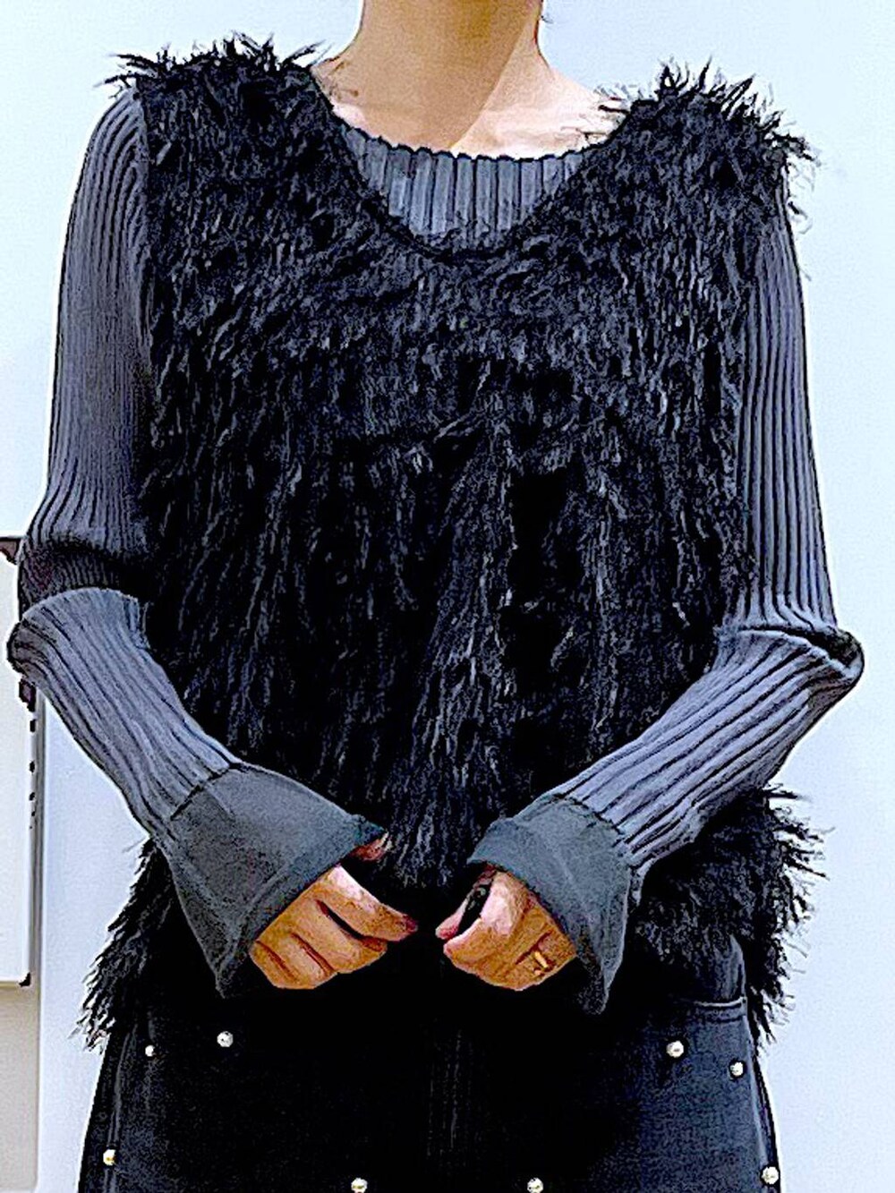 グレー系のニット/セーター、ブラック系のブーツ、ブラック系のトートバッグを着用したレディースの秋コーディネートの7枚目の写真