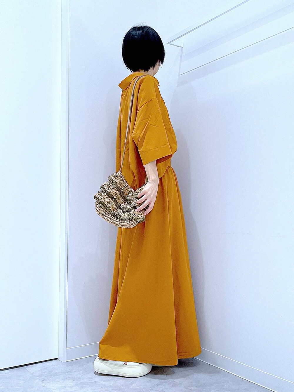 ベージュ系のショルダーバッグ、ホワイト系のサンダル、ブラウン系のその他パンツを着用したレディースの夏コーディネートの4枚目の写真