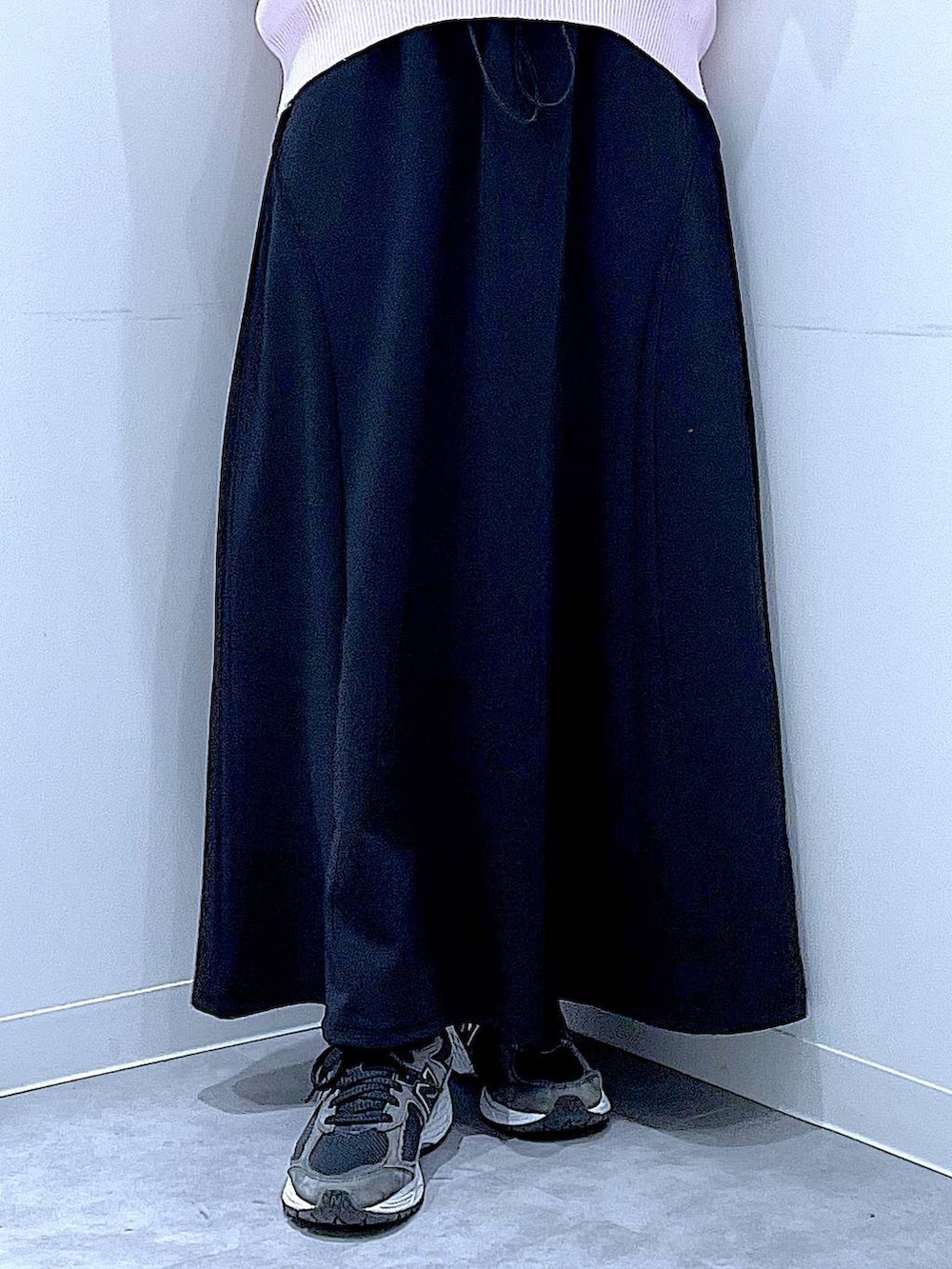 ピンク系のニット/セーター、ブラック系のショルダーバッグ、ブラック系のスカートを着用したレディースの春コーディネートの8枚目の写真