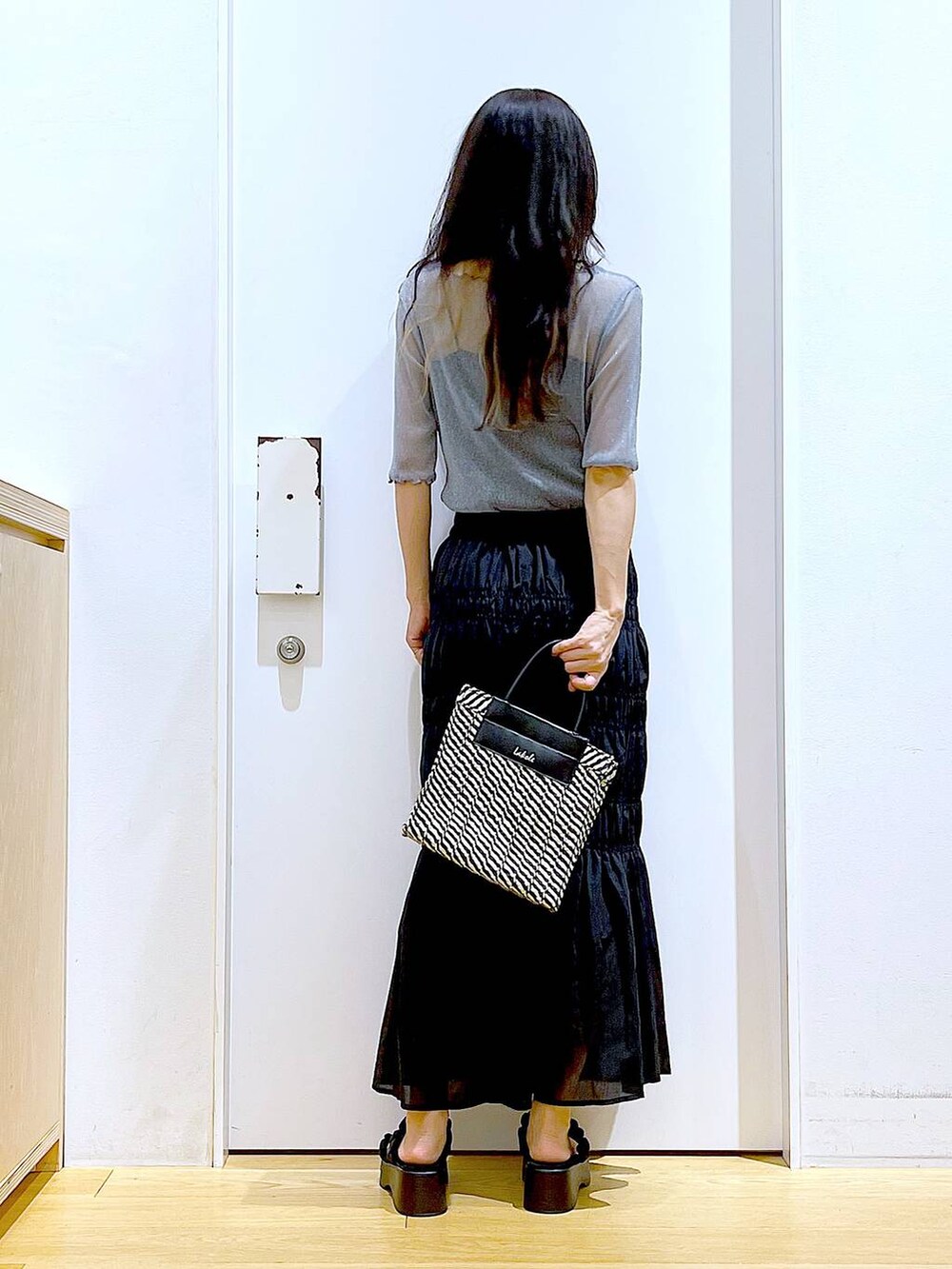 ブラック系のサンダル、ブラック系のショルダーバッグ、ブルー系のTシャツ/カットソーを着用したレディースの夏コーディネートの5枚目の写真