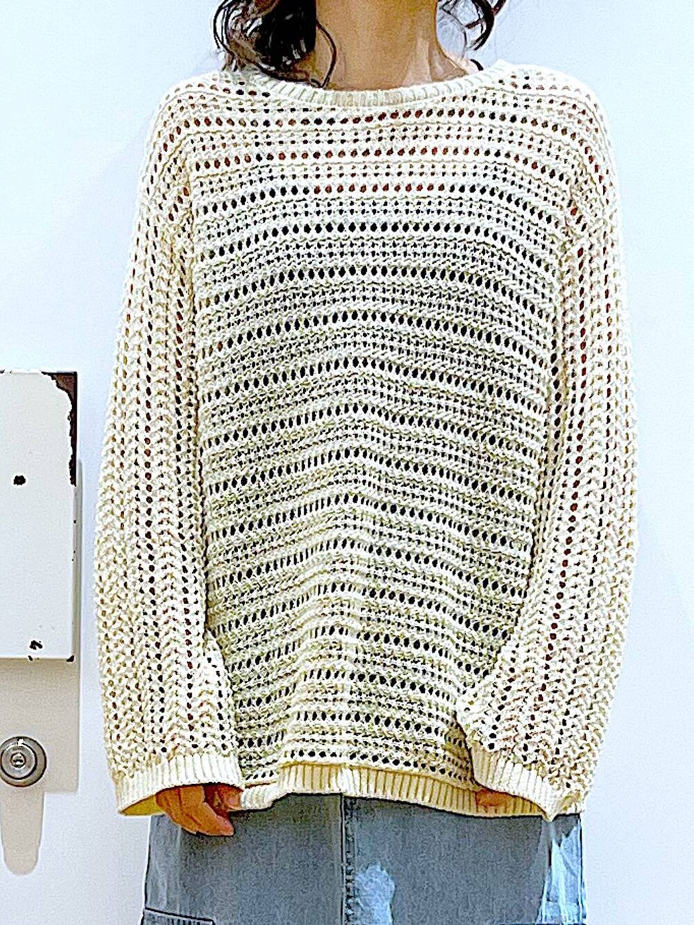 ブルー系のデニムスカート、ホワイト系のショルダーバッグ、ベージュ系のスニーカーを着用したレディースの春コーディネートの7枚目の写真