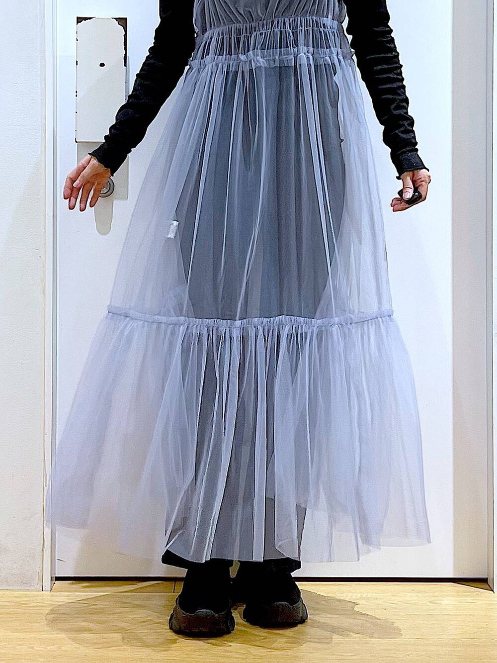 グレー系のデニムパンツ、ブルー系のワンピース、ブラック系のTシャツ/カットソーを着用したレディースの春コーディネートの8枚目の写真