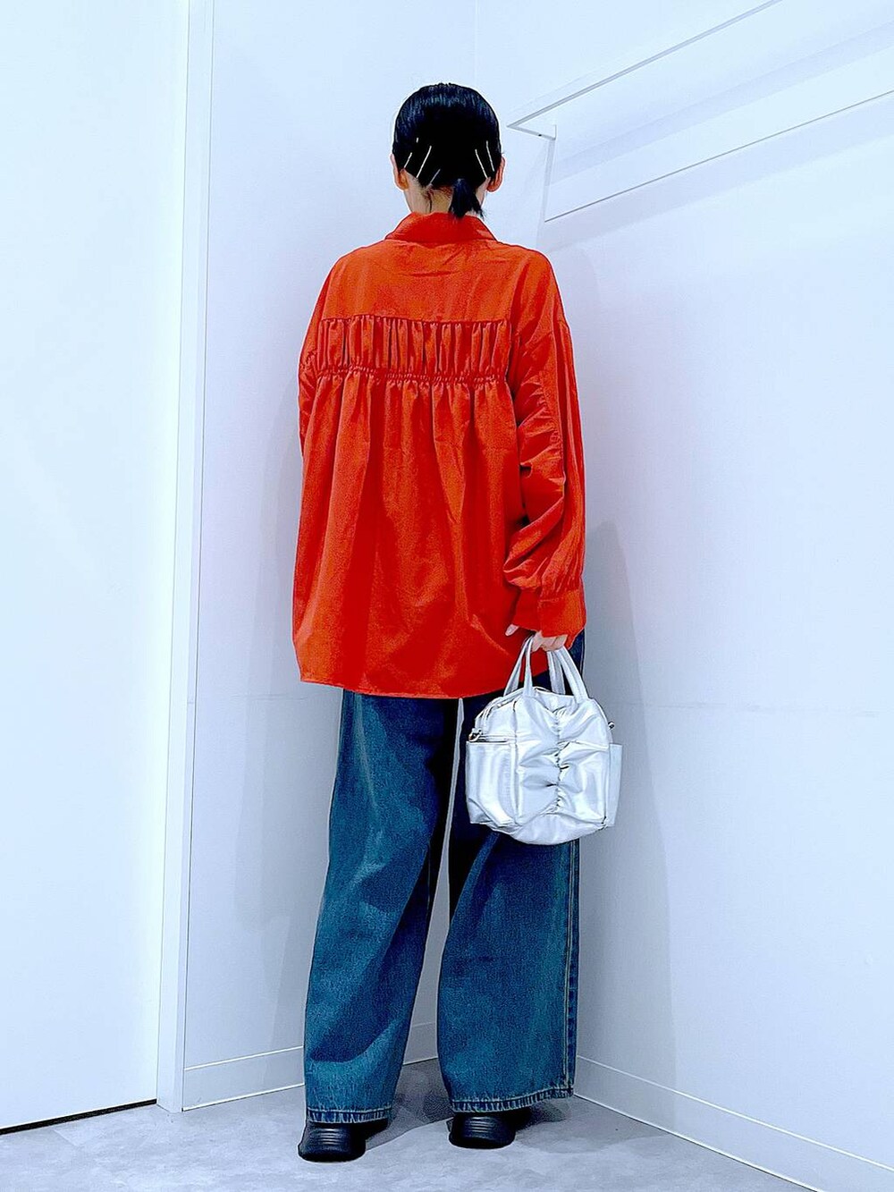 その他のショルダーバッグ、ブラック系のローファー、ブルー系のデニムパンツを着用したレディースの秋コーディネートの5枚目の写真