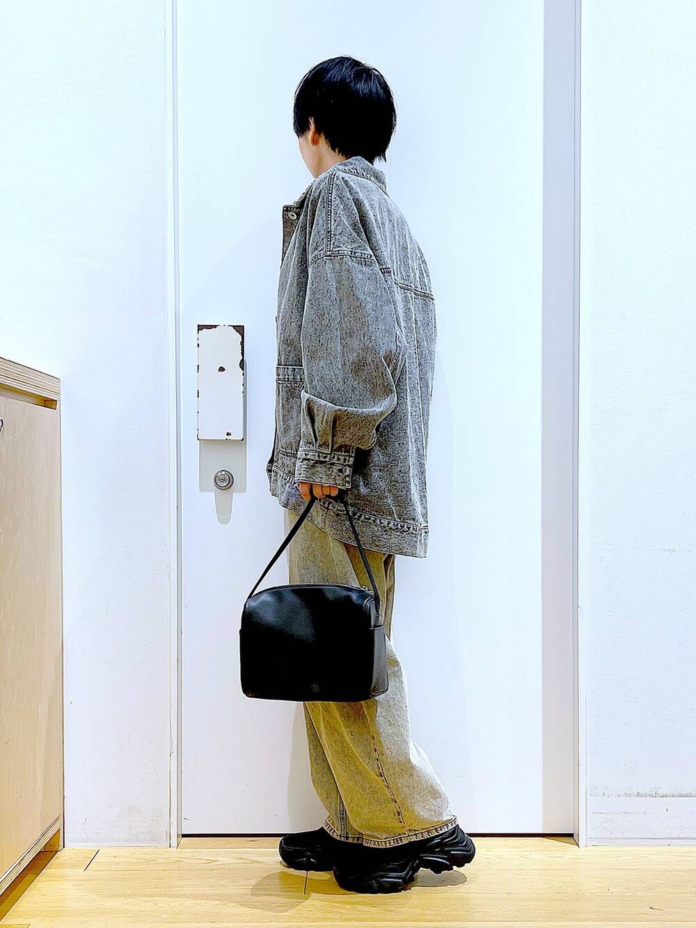 「リラックス、若見え、ゆったり、休日コーデ、骨格ウェーブ、LAKOLE、デニムパンツ、ワイドパンツ、デニムジャケット、ブーツ、ショルダーバッグ、春コーデ、春アウター、シンプルコーデ、カジュアルコーデ」｜「LAKOLEのレンタングルショルダーバッグ / 132251（ショルダーバッグ、ブラック系）」を使った、あおき@LAKOLE海老名さん（レディース・156cm）の冬コーディネートの3枚目の写真