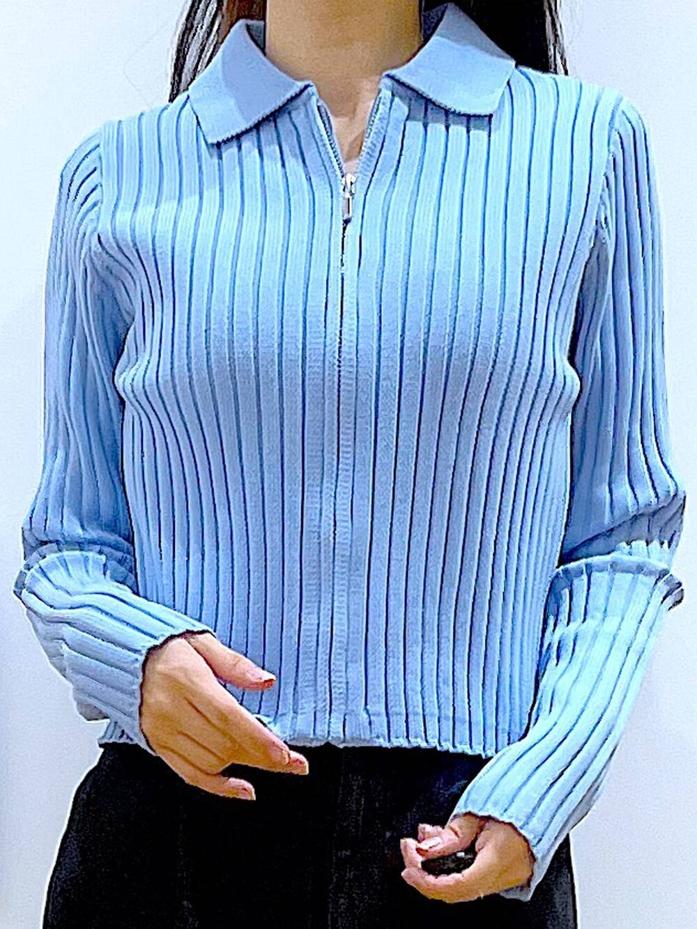 グレー系のデニムパンツ、ブルー系のカーディガン/ボレロ、ブラック系のブーツを着用したレディースの冬コーディネートの7枚目の写真