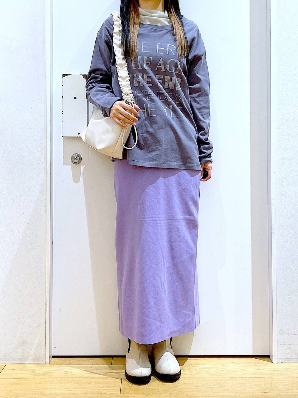 グレー系のTシャツ/カットソー、ベージュ系のその他トップス、ホワイト系のショルダーバッグを着用したレディースの冬コーディネートの6枚目の写真