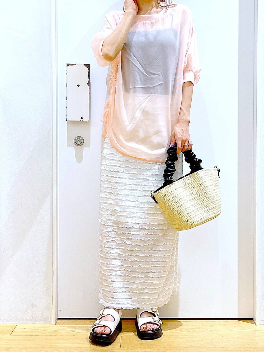 ホワイト系のサンダル、ホワイト系のショルダーバッグ、ホワイト系のスカートを着用したレディースの夏コーディネートの6枚目の写真