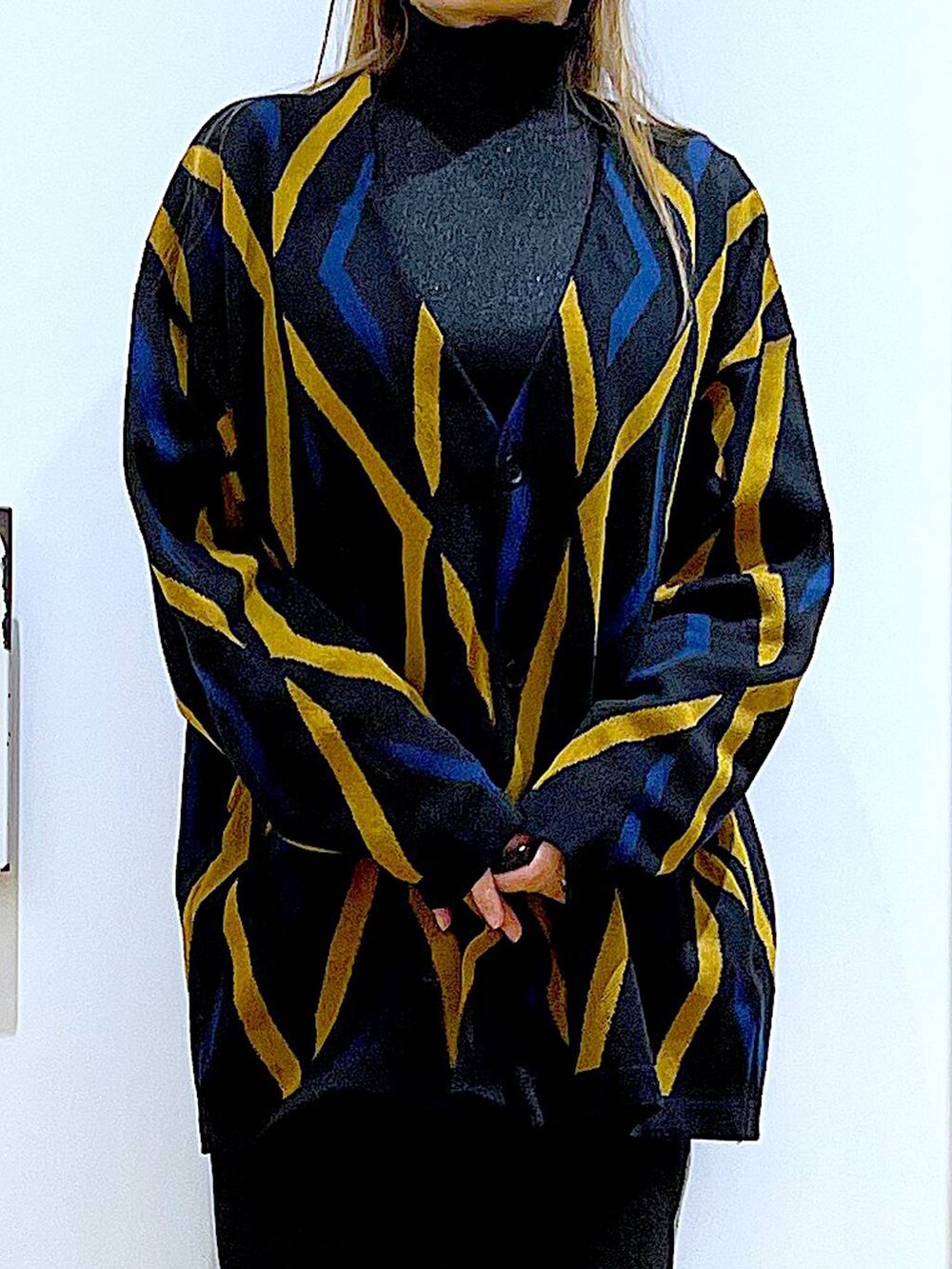 ブラック系のTシャツ/カットソー、ブラック系のカーディガン/ボレロ、ベージュ系のスニーカーを着用したレディースの春コーディネートの7枚目の写真