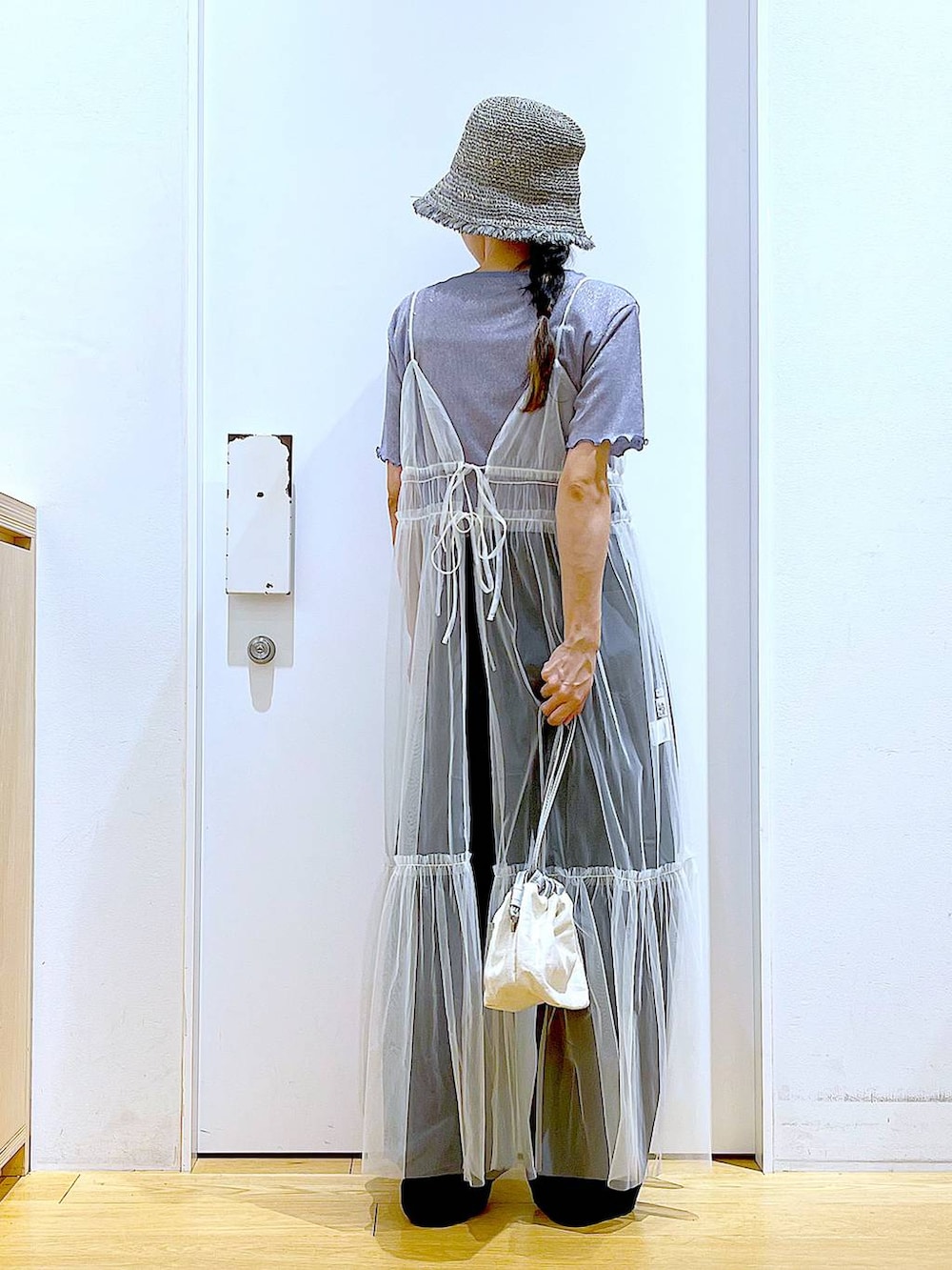 その他のパンプス、ホワイト系のワンピース、ホワイト系のワンピースを着用したレディースの夏コーディネートの5枚目の写真