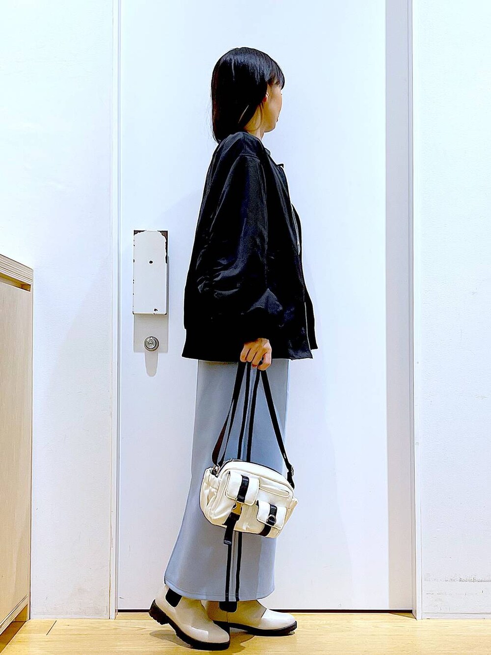 「リラックス、若見え、ゆったり、休日コーデ、骨格ウェーブ、LAKOLE、MA-1、春コーデ、春アウター、ロンT、スカート、カジュアル、ショルダーバッグ、ブーツ、差し色コーデ」｜「LAKOLEのトラックタイトスカート / 103848（スカート、ブルー系）」を使った、あおき@LAKOLE海老名さん（レディース・156cm）の春コーディネートの4枚目の写真
