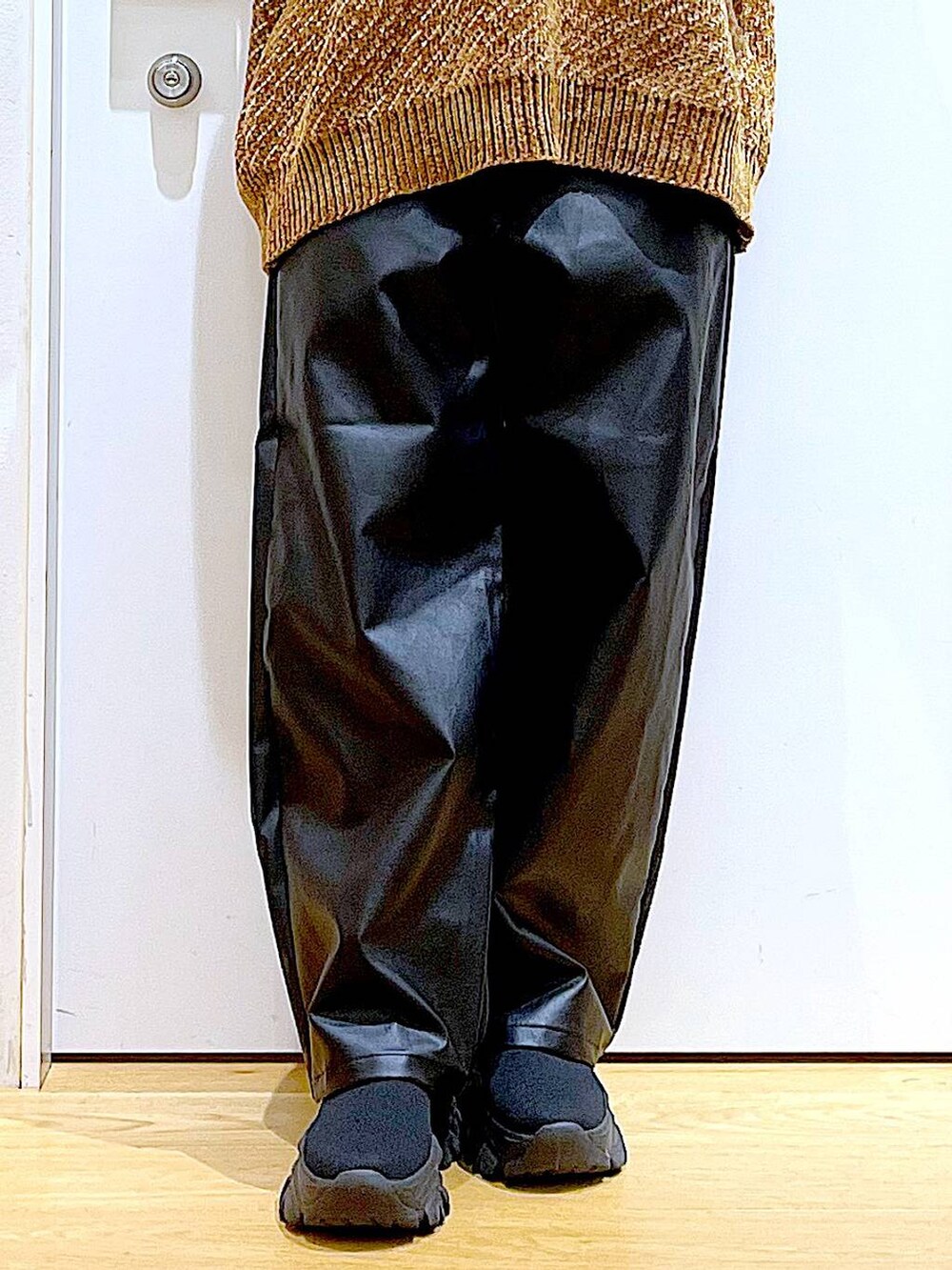 ブラック系のトートバッグ、ブラック系のブーツ、ブラック系のその他パンツを着用したレディースの冬コーディネートの8枚目の写真