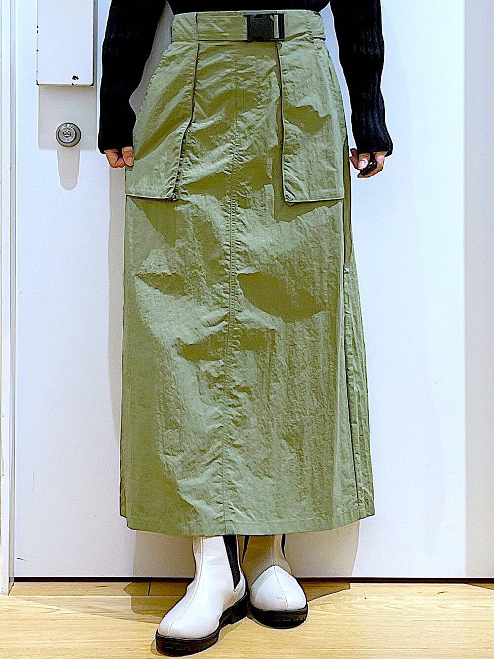 ブラック系のカーディガン/ボレロ、ベージュ系のブーツ、ブラック系のショルダーバッグを着用したレディースの春コーディネートの8枚目の写真