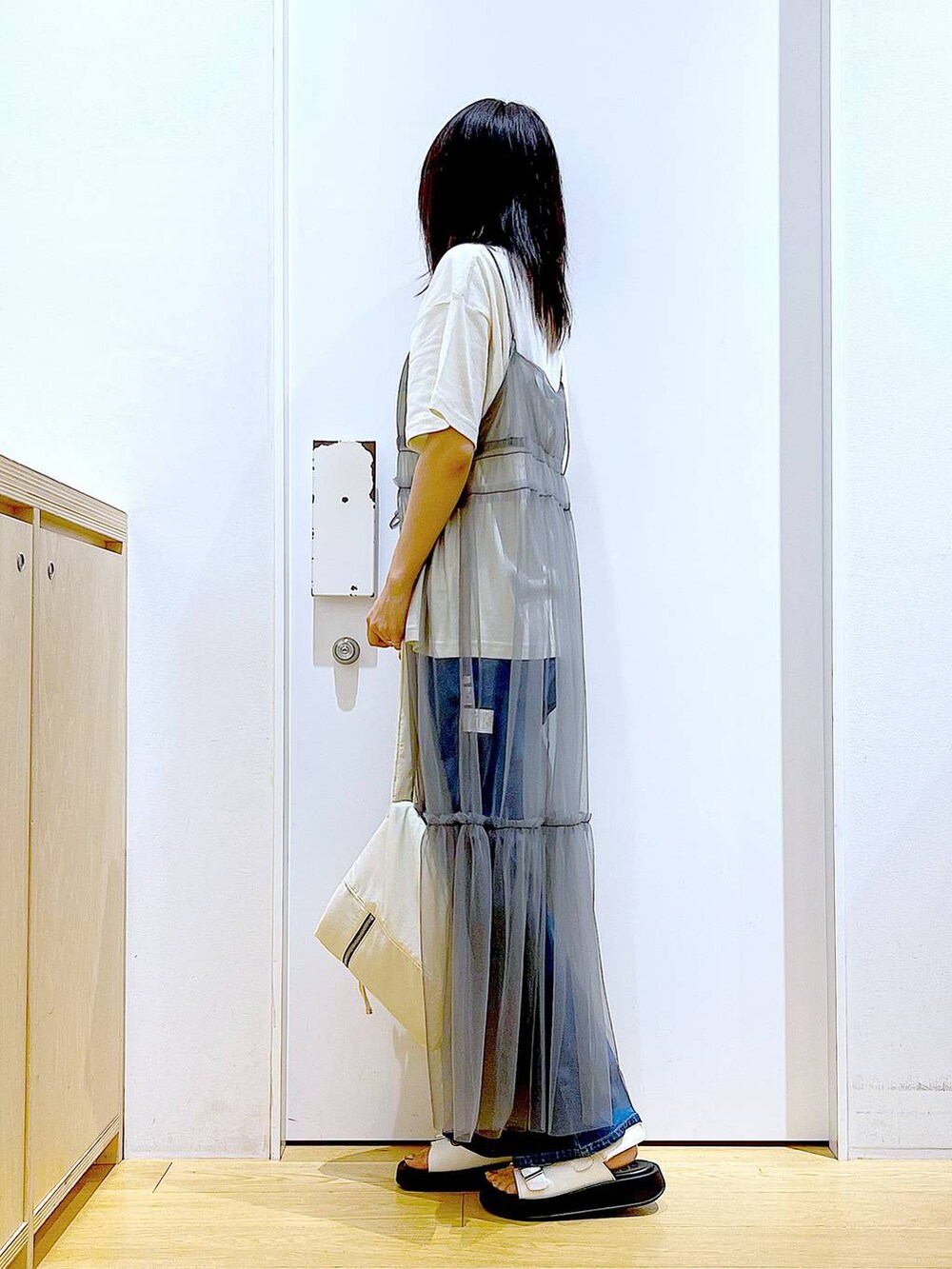 ブルー系のデニムパンツ、グレー系のワンピース、ベージュ系のTシャツ/カットソーを着用したレディースの夏コーディネートの3枚目の写真