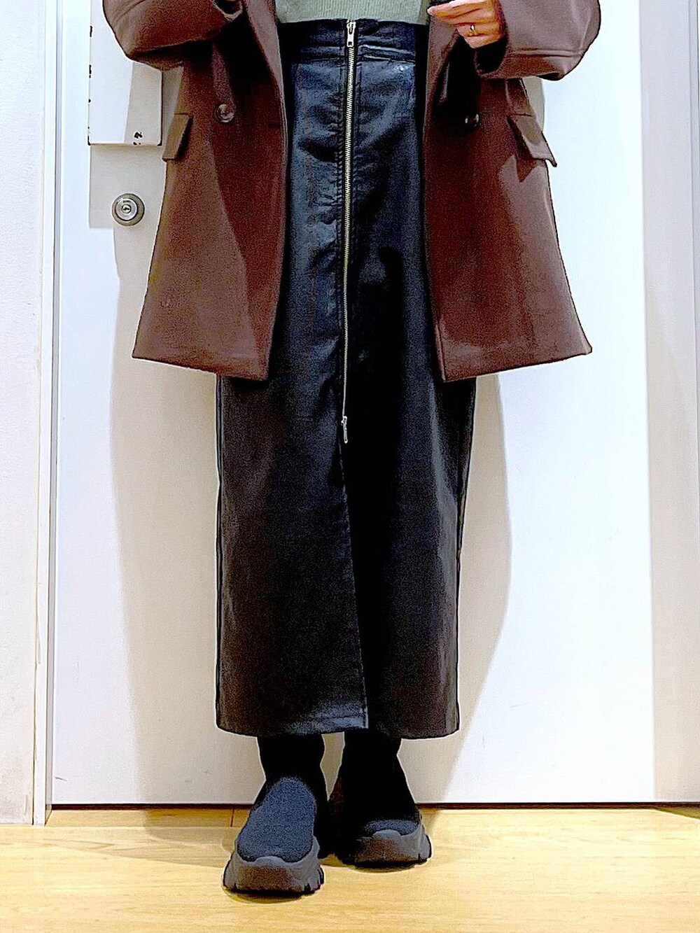 「リラックス、若見え、ゆったり、休日コーデ、骨格ウェーブ、LAKOLE、ウーリーテック、コート、冬コーデ、アウター、カジュアル、ニット、スカート、差し色コーデ、おでかけ」｜「LAKOLEのウーリーテックミドルコート / 116702（ステンカラーコート、ブラウン系）」を使った、あおき@LAKOLE海老名さん（レディース・156cm）の冬コーディネートの8枚目の写真
