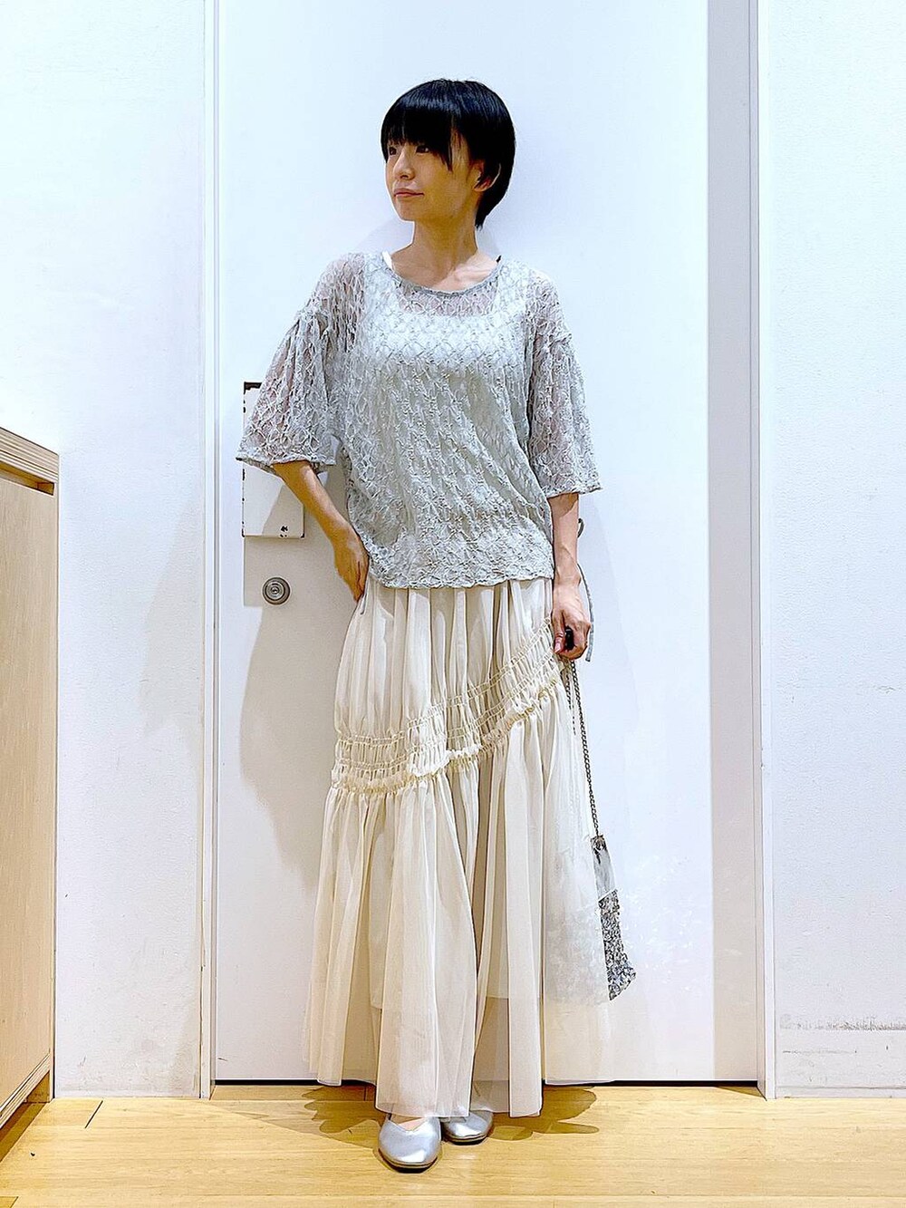 シルバー系のパンプス、その他のショルダーバッグ、グレー系のTシャツ/カットソーを着用したレディースの春コーディネートの2枚目の写真