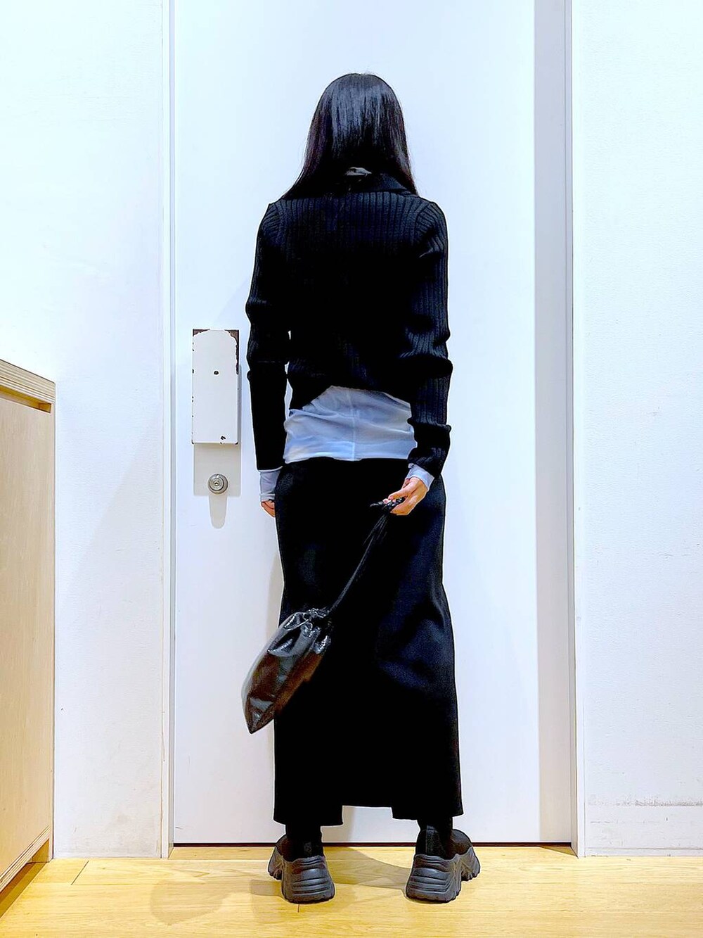 ブラック系のカーディガン/ボレロ、ブルー系のその他トップス、ブラック系のブーツを着用したレディースの冬コーディネートの5枚目の写真