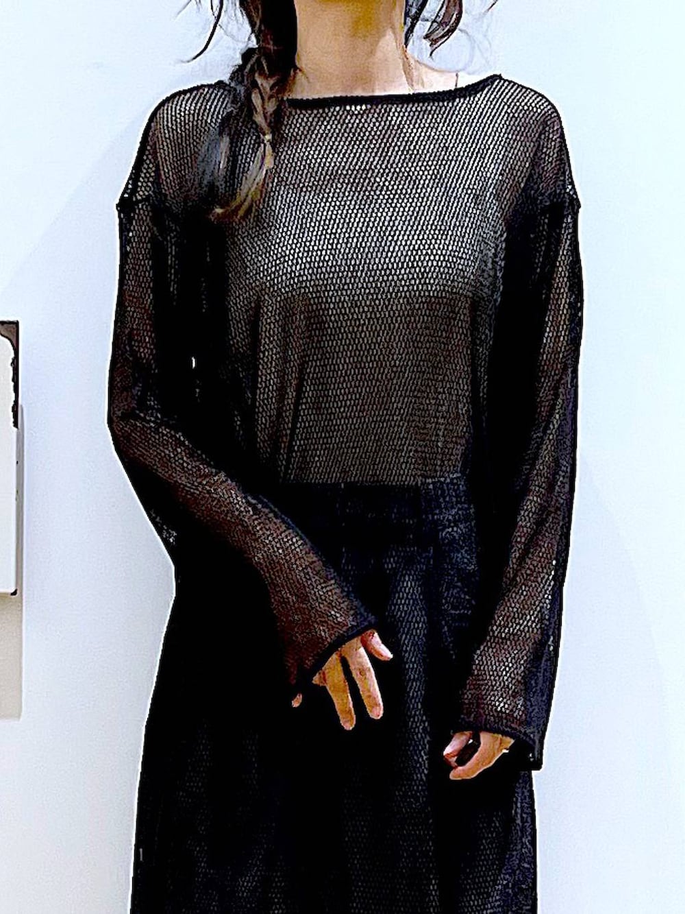 ブルー系のショルダーバッグ、ブラック系のパンプス、ブルー系のデニムパンツを着用したレディースの春コーディネートの7枚目の写真