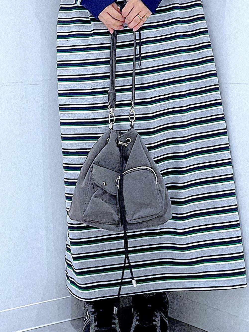 グリーン系のキャップを着用したレディースの春コーディネートの9枚目の写真