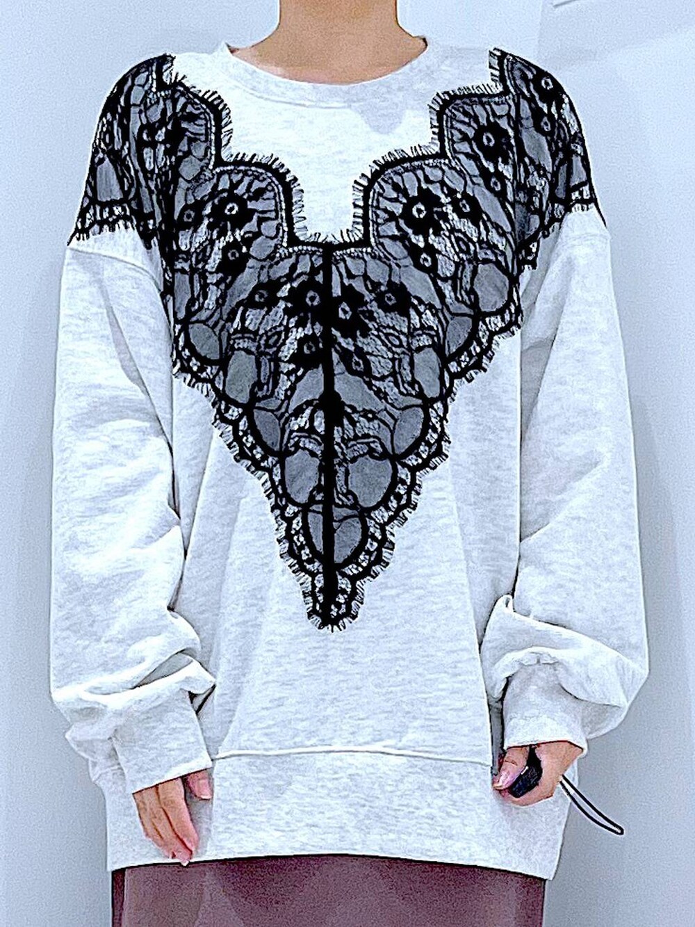 ベージュ系のハンドバッグ、ブラック系のブーツ、ベージュ系のスウェットを着用したレディースの秋コーディネートの7枚目の写真