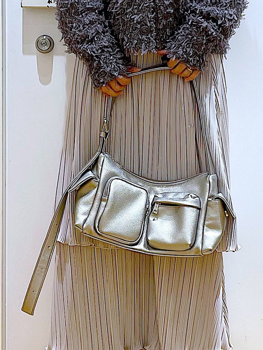 グレー系のTシャツ/カットソー、その他のショルダーバッグ、ホワイト系のパンプスを着用したレディースの春コーディネートの9枚目の写真