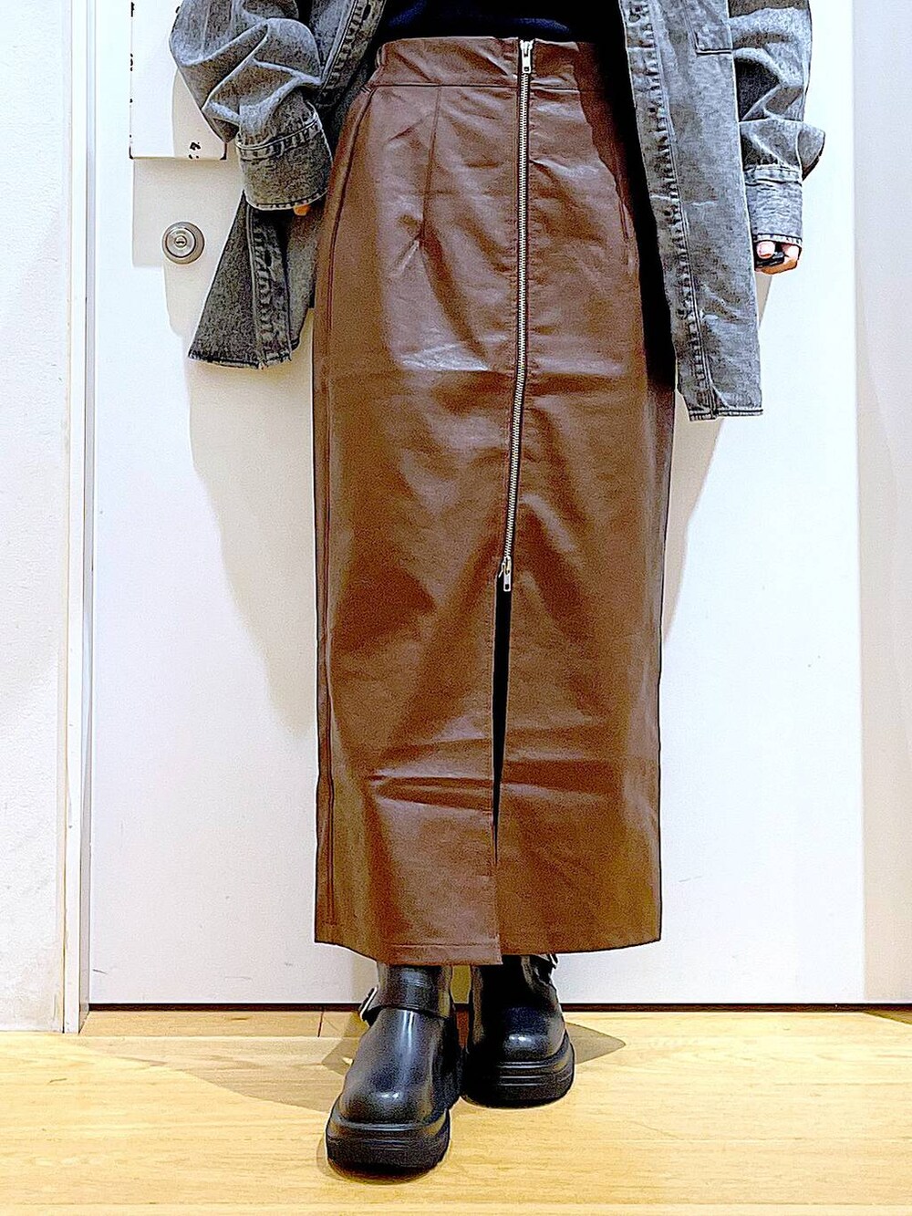 ブラウン系のスカート、ブラック系のニット/セーター、ブラック系のショルダーバッグを着用したレディースの秋コーディネートの8枚目の写真