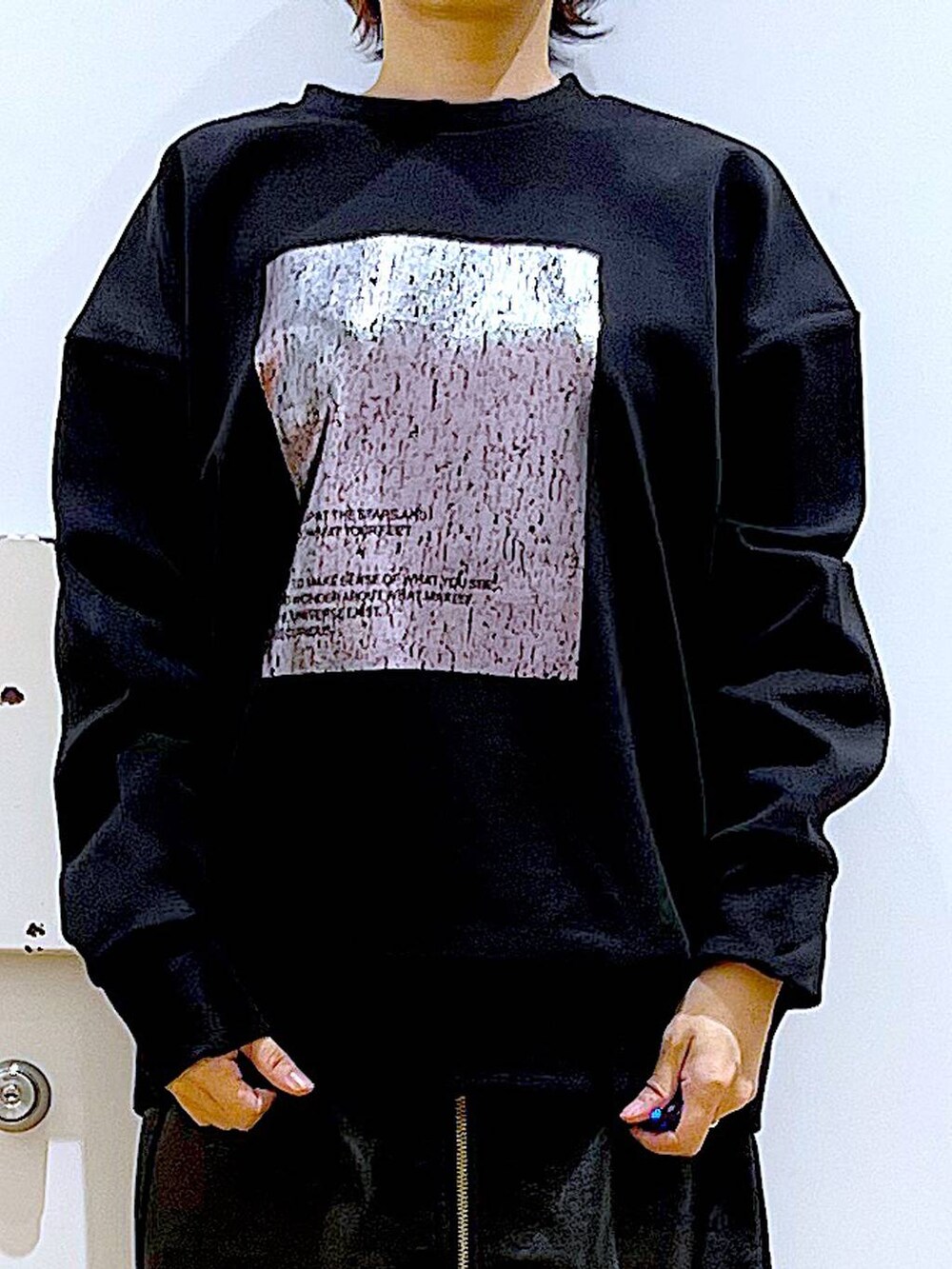 ブラック系のスカート、ブラック系のブーツ、ブラウン系のショルダーバッグを着用したレディースの冬コーディネートの7枚目の写真